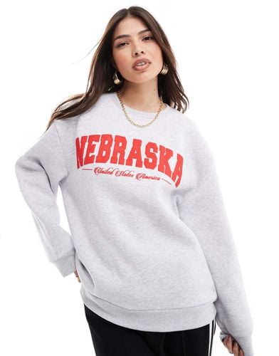 Felpa ghiaccio mélange con stampa Nebraska - ASOS DESIGN - Modalova