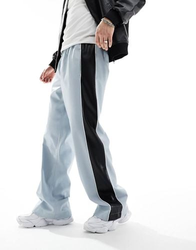 Joggers in pelle sintetica con striscia laterale - ASOS DESIGN - Modalova