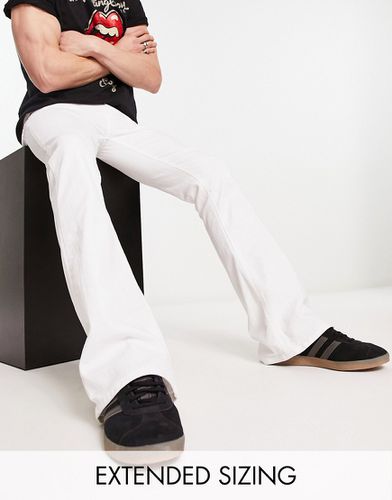 Jeans a zampa bianchi - ASOS DESIGN - Modalova