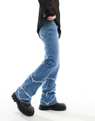 Jeans a zampa medio con bordi grezzi - ASOS DESIGN - Modalova