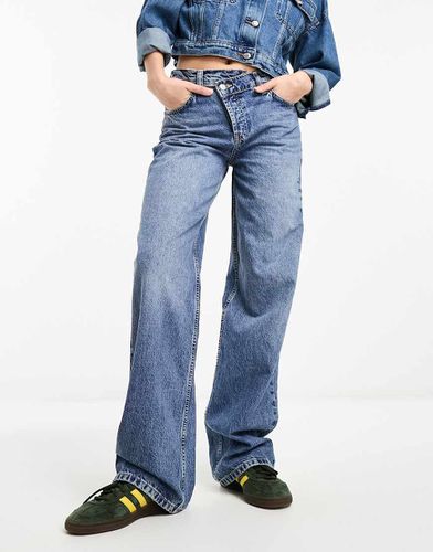 Jeans dad fit scuro con incrocio sul davanti - ASOS DESIGN - Modalova