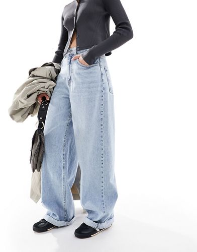 Jeans larghi chiaro con risvolto ampio - ASOS DESIGN - Modalova