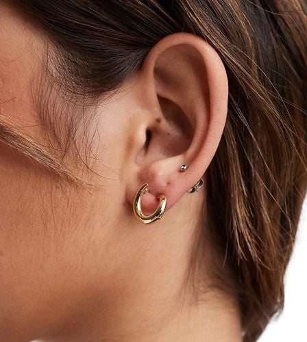 Orecchini a bottone placcati in 14 kt con design attorcigliato - ASOS DESIGN - Modalova