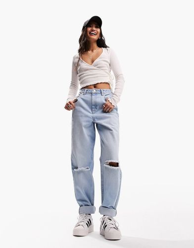 Mom jeans comodi azzurri con strappi sulle ginocchia - ASOS DESIGN - Modalova