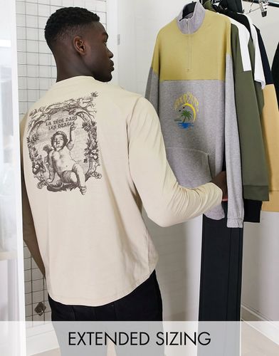 Maglietta a maniche lunghe comoda color pietra con cherubino stampato sul retro - ASOS DESIGN - Modalova
