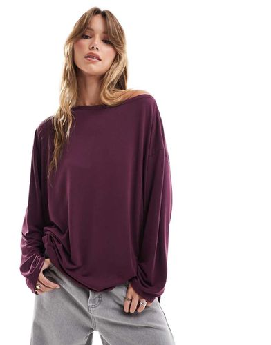 Maglietta bordeaux in modal a maniche lunghe vestibilità comoda con spalla scoperta - ASOS DESIGN - Modalova