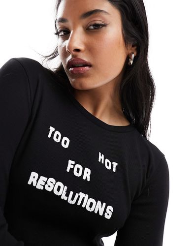Maglietta ristretta a maniche lunghe nera con stampa Too Hot For Resolutions - ASOS DESIGN - Modalova