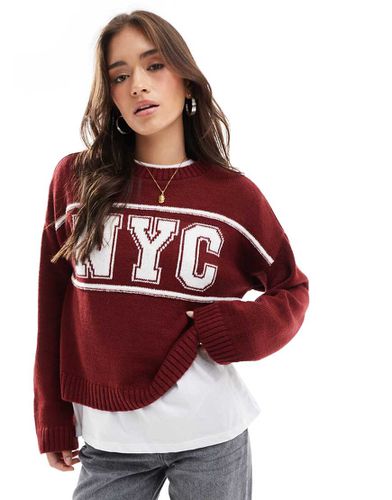 Maglione girocollo bordeaux con scritta NYC - ASOS DESIGN - Modalova