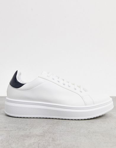 Sneakers bianche con linguetta sul retro a contrasto - ASOS DESIGN - Modalova