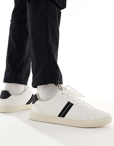 Sneakers stringate bianche con badge nero - ASOS DESIGN - Modalova