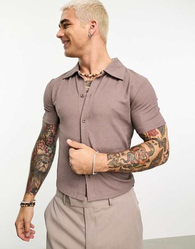 Polo corta attillata marrone testurizzata con colletto stile rétro - ASOS DESIGN - Modalova