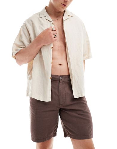 Pantaloncini lunghezza standard con pieghe e vita fissa marroni in lino - ASOS DESIGN - Modalova
