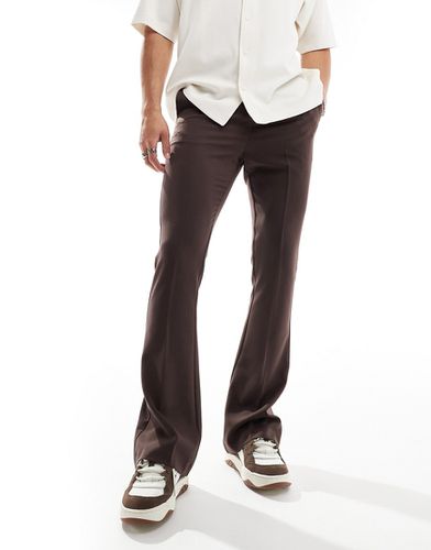 Pantaloni marroni eleganti a zampa a vita alta - ASOS DESIGN - Modalova