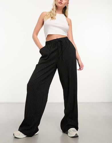 Pantaloni neri a righe bianche - ASOS DESIGN - Modalova