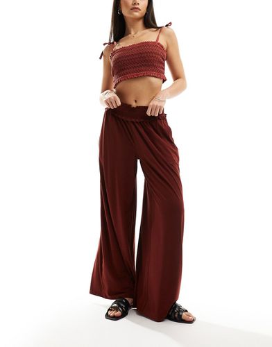 Pantaloni a fondo ampio color ruggine con vita arricciata - ASOS DESIGN - Modalova