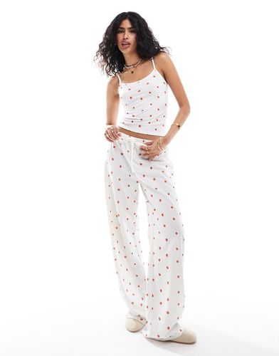 Pantaloni a fondo ampio bianchi con stampa di fragola e fiori - ASOS DESIGN - Modalova