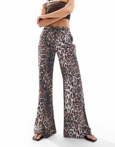 Pantaloni a fondo ampio e stampa animalier testurizzati - ASOS DESIGN - Modalova