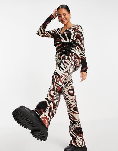 Pantaloni a zampa in maglia con motivo effetto marmo in coordinato - ASOS DESIGN - Modalova