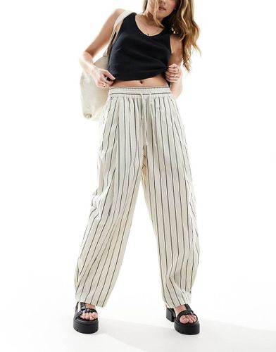 Pantaloni ampi con fondo a pieghe e stampa a righe - ASOS DESIGN - Modalova