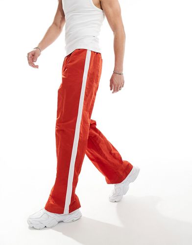 Pantaloni ampi in nylon rossi con pannello laterale bianco - ASOS DESIGN - Modalova
