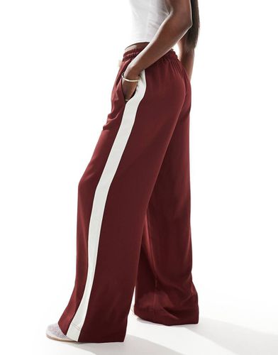 Pantaloni bordeaux con pannello a contrasto - ASOS DESIGN - Modalova