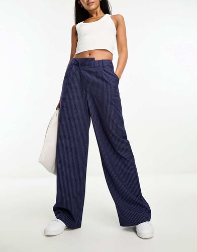 Pantaloni dad fit gessati con vita asimmetrica - ASOS DESIGN - Modalova