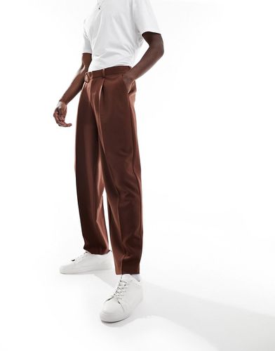 Pantaloni eleganti oversize affusolati marroni - ASOS DESIGN - Modalova