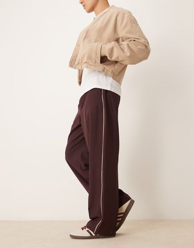 Pantaloni eleganti a fondo ampio bordeaux con profili laterali - ASOS DESIGN - Modalova