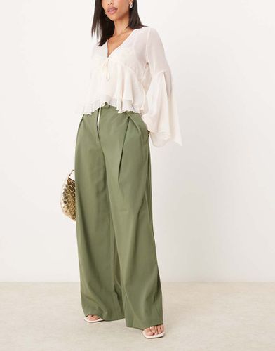 Pantaloni kaki a pieghe con incrocio - ASOS DESIGN - Modalova