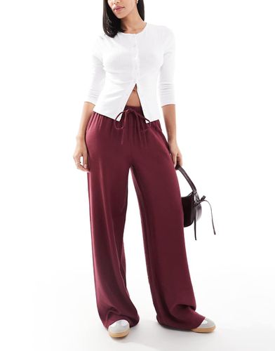 Pantaloni sartoriali morbidi con fondo ampio bordeaux - ASOS DESIGN - Modalova