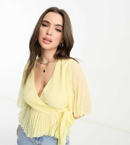 Petite - Blusa a maniche corte limone plumetis a portafoglio con fondo peplo a pieghe - ASOS DESIGN - Modalova