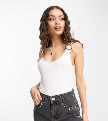 ASOS DESIGN Petite - Body bianco a coste con scollo rotondo - ASOS Petite - Modalova