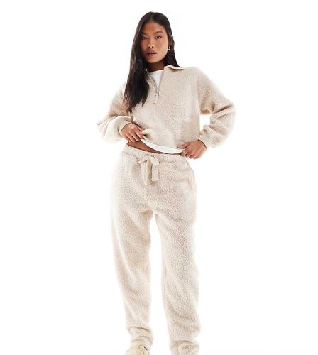 ASOS DESIGN Petite - Completo da casa in pile borg color crema con pantaloni affusolati e felpa con colletto e zip - ASOS Petite - Modalova