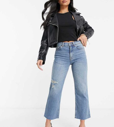 ASOS DESIGN Petite - Jeans cropped elasticizzati a zampa e vita alta "effortless" in lavaggio medio con strappi sulla coscia - ASOS Petite - Modalova