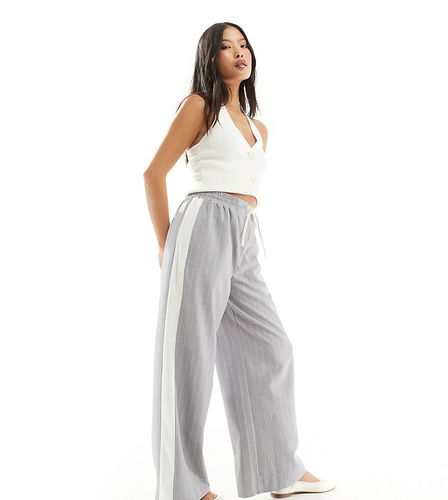 Petite - Pantaloni grigi a righe con pannello a contrasto - ASOS DESIGN - Modalova