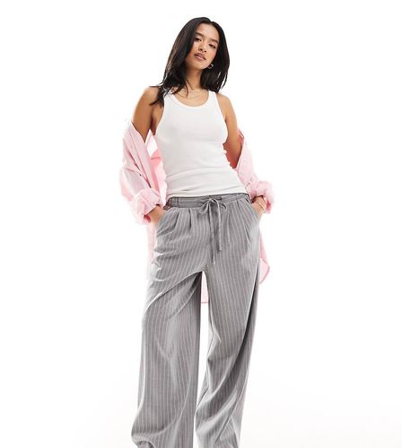 ASOS DESIGN Petite - Pantaloni sartoriali grigi con motivo gessato - ASOS Petite - Modalova