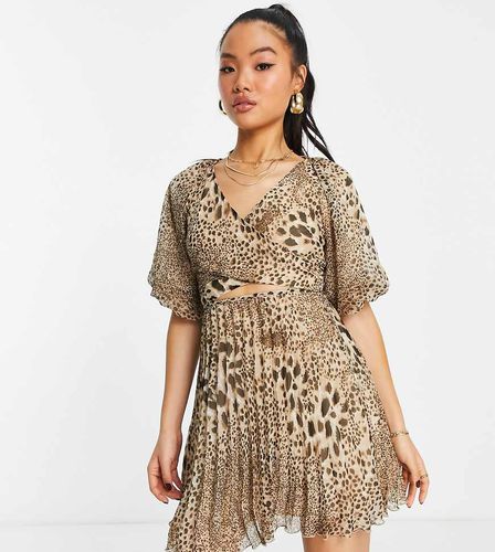 ASOS DESIGN Petite - Vestito corto avvolgente a pieghe con stampa animalier colore naturale - ASOS Petite - Modalova