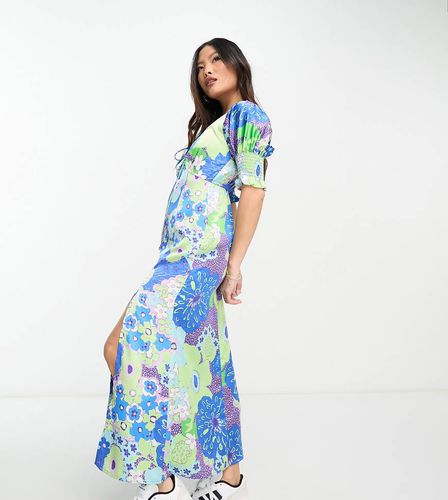 ASOS DESIGN Petite - Vestito da giorno midi in raso a fiori con allacciatura sul davanti e polsini arricciati - ASOS Petite - Modalova