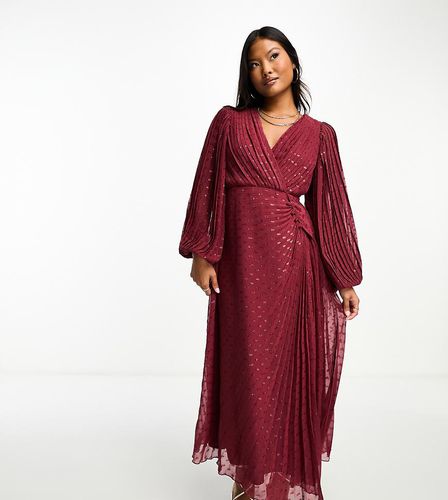 ASOS DESIGN Petite - Vestito lungo in chiffon a pieghe bordeaux plumetis metallizzato a portafoglio con bottoni - ASOS Petite - Modalova