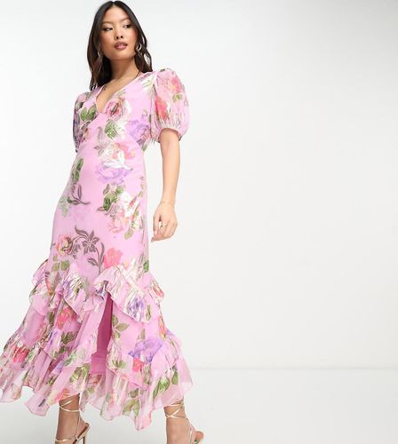 ASOS DESIGN Petite - Vestito lungo in lurex rosa con stampa di rose e volant sul fondo - ASOS Petite - Modalova