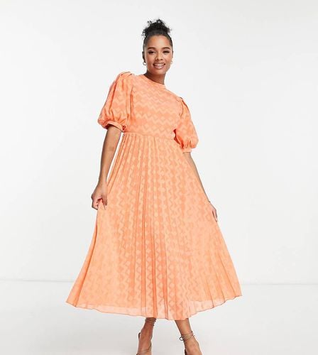 ASOS DESIGN Petite - Vestito midi accollato a pieghe in plumetis corallo con motivo a spina di pesce e maniche a sbuffo - ASOS Petite - Modalova