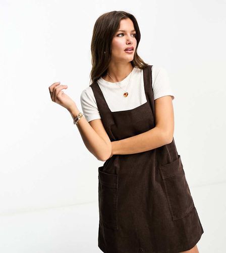 ASOS DESIGN Petite - Vestito scamiciato in velluto a coste color cioccolato - ASOS Petite - Modalova