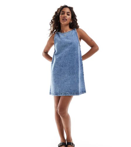 ASOS DESIGN Petite - Vestito svasato in denim lavaggio medio con scollo a barchetta - ASOS Petite - Modalova