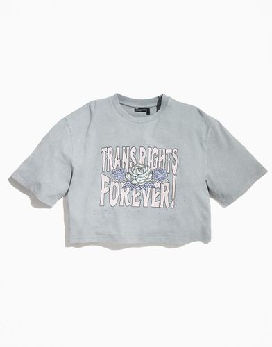 Pride - T-shirt genderless oversize corta grigia con stampa sul petto e borchie - ASOS DESIGN - Modalova