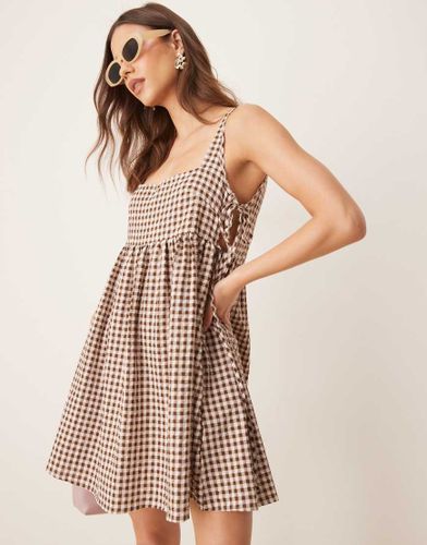 Robe babydoll courte avec liens noués sur les côtés - Vichy marron - Asos Design - Modalova