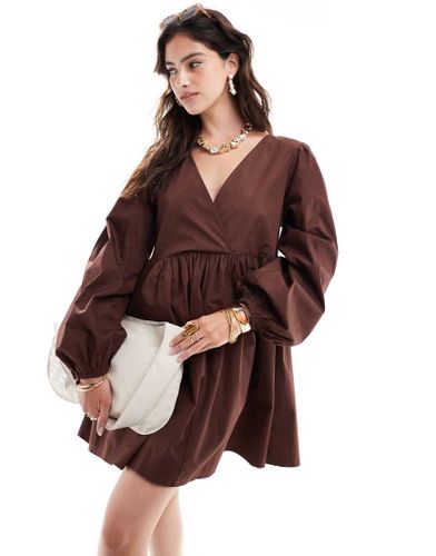 Robe babydoll courte en coton à col en V - Marron - Asos Design - Modalova