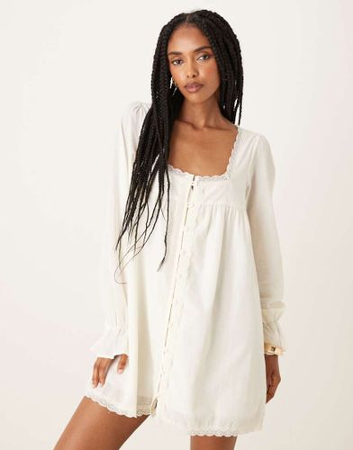 Robe babydoll courte en coton à manches longues avec détails en dentelle - Écru - Asos Design - Modalova