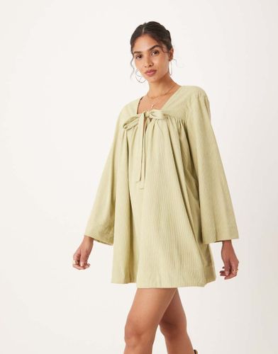 Robe babydoll courte en velours côtelé avec liens devant - sauge - Asos Design - Modalova