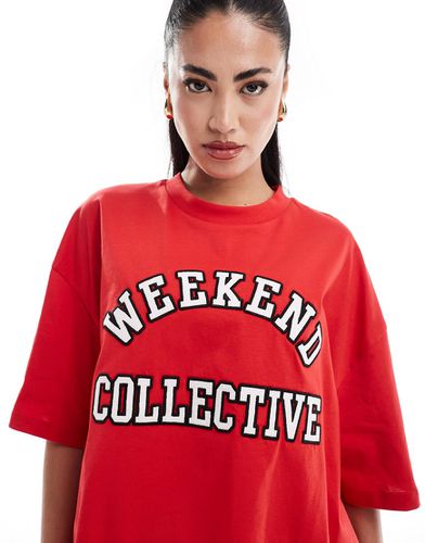 ASOS DESIGN Weekend Collective - T-shirt oversize rossa con logo college - ASOS WEEKEND COLLECTIVE - Modalova