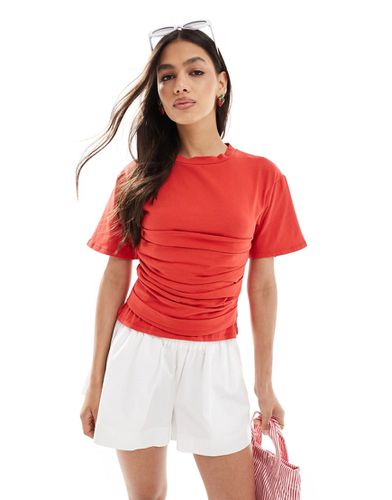 T-shirt aderente rossa con elastico in vita - ASOS DESIGN - Modalova
